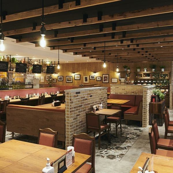 座位种类丰富，即使是第二次来店也能欣赏到不同的店内景色。备有沙发座、桌子座、吧台座等多种座位。也可容纳1～10人的团体人们。