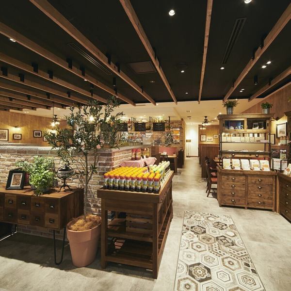 您可以在意大利市中心热闹的小餐馆般的休闲氛围中享用轻松的午餐或晚餐♪午餐时学习如何使用意大利面和小吃主菜，晚餐时一边享用酒精一边享用菜肴♪