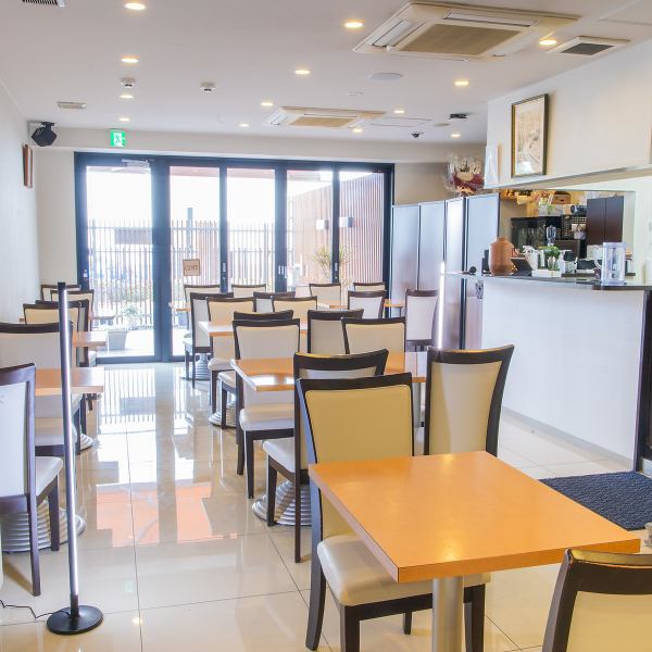 白を基調とした明るい店内は、昼は爽やかで家族連れや学生にも利用しやすい雰囲気。夜は照明を落とし、しっぽり日本酒を楽しめる落ち着いた空間に変化します。時間帯で表情が変わるのも魅力です♪