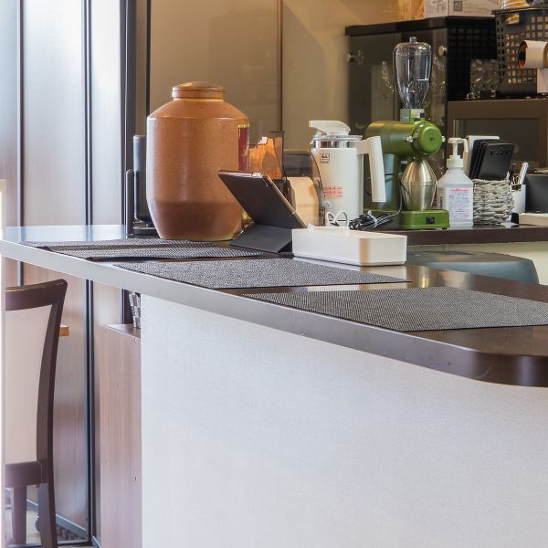 立ち飲みスペースは5名ほど、テーブル席は2名掛けと4名掛けが計10卓。サクッと一杯も、ゆっくり語らう時間もどちらも叶うレイアウト。おひとり様からグループまで気軽に利用できます◎