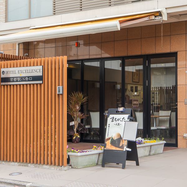 ホテル併設の利便性を活かし、宿泊者向けの特典もご用意。旅の途中でも立ち寄りやすく、チェックイン前後の利用にも便利。観光客にも地元の方にも開かれたカジュアルな空間です！ホテル宿泊者の方はルームカードをご掲示いただくと、割引がございます。