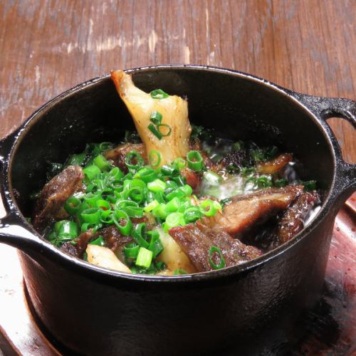 Stewed beef tendon in red wine