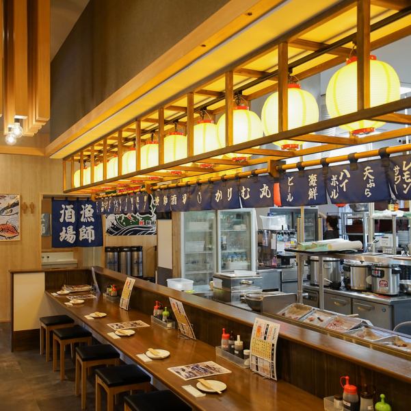 【漁師町の漁師が集まる酒場」がコンセプトの海鮮居酒屋!】提灯と大漁旗が活気ある漁師酒場を演出する空間に、木の温もりを感じる店内。まるで漁師町の大衆居酒屋のような雰囲気で、ランチも夜も気軽に立ち寄れる一軒です♪家族でも友人同士でも、誰でも居心地よく過ごせる空間が魅力です◎