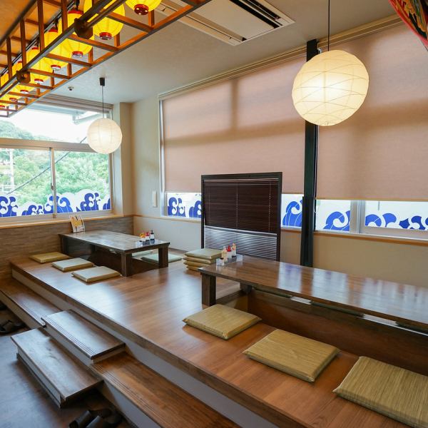 【お座敷席でゆったり食事◎ご家族・小さなお子様連れにも♪】店内には6名様まで入れるお座敷を2席ご用意!仕切りをのければ12名様も対応可能な広々としたレイアウトなので、宴会やご家族ご親戚のお集まりにもご利用いただけます◎掘りごたつなのでゆったり広々♪テーブル席にはお子様用の椅子のご用意もございます!