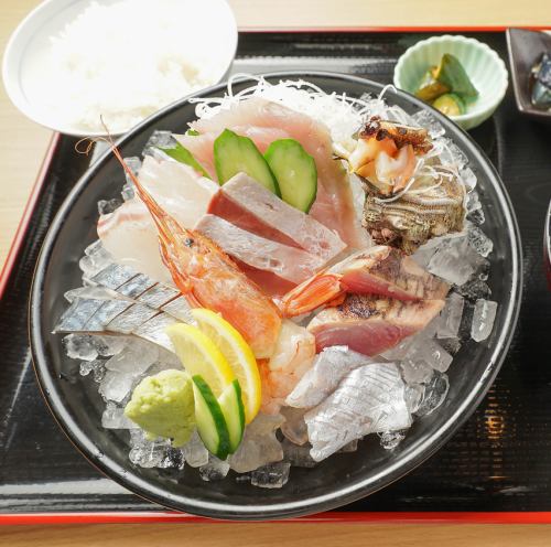 【ボリューム満点♪】旬の刺身8種入り!かりむ・デラックス刺身定食