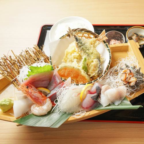 【家族みんなで楽しめる♪】夜は海鮮居酒屋に!お酒もお刺身盛り合わせもたのしめる!