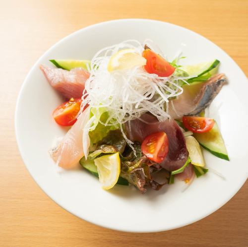 どっさり盛った海鮮サラダ