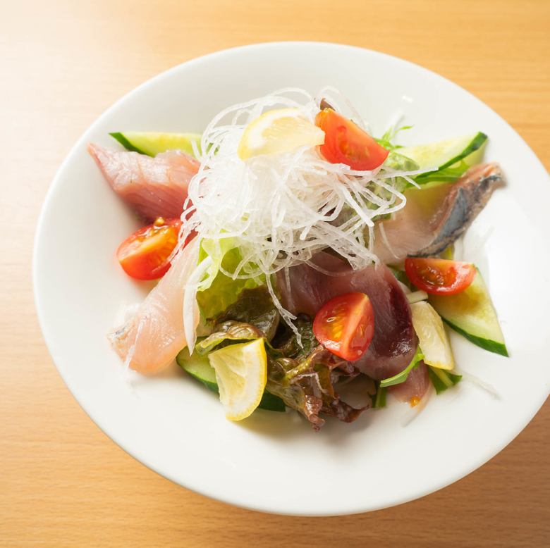 どっさり盛った海鮮サラダ