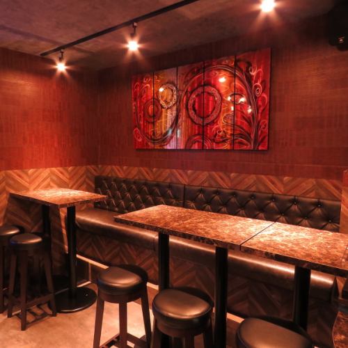 <p>オシャレな店内でゆったり飲めます。着席数は30席。お1人さまからグループでご利用いただけます♪</p>
