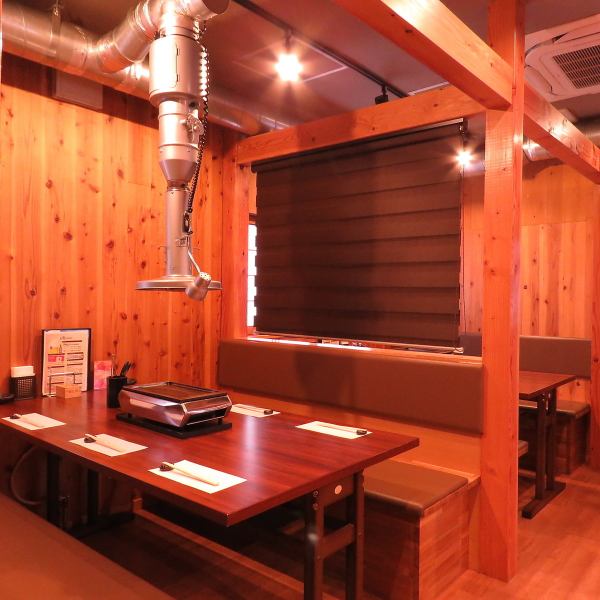 [2nd floor table seats for 6 people x 2, 4 people x 2] Can be used for a variety of occasions such as banquets, drinking parties, girls' nights out, dates, etc. Access is convenient as it is near the station.