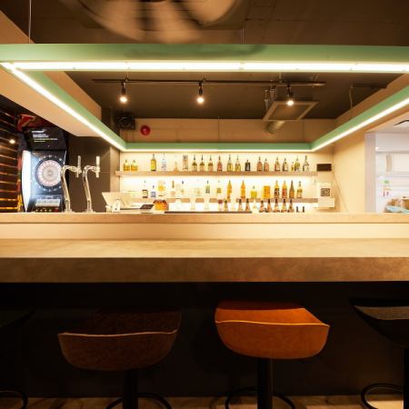 [Counter seats for exchanging liquor] Counter seats that are also popular for single use.Especially at the bar time from 23:00, this is very popular, and the bartender will talk to you so you can forget about the time and enjoy sake.