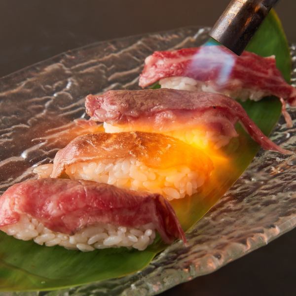 【宫古和牛烤握寿司】使用宫古品牌牛肉，是店主极力推荐的一道精致菜肴！