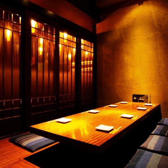 【掘りごたつ個室】個室：6名～14名様。店内奥にある、隠れ個室が大人気♪いつもご予約で埋まってしまうので、ご利用の際はお早めのご予約をおススメします。【少人数宴会】6名～10名様のご宴会、12名～14名様迄のお集まりにも最適な空間です。周りを気にせずゆっくりとお楽しみ下さい。