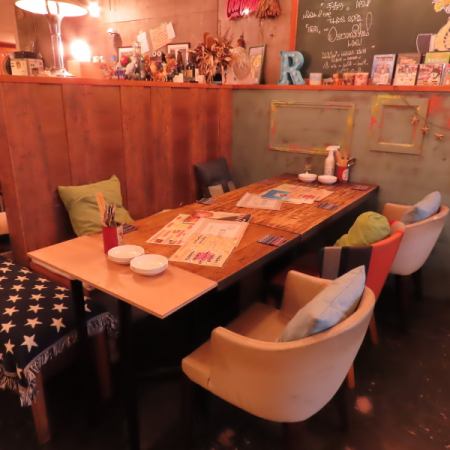 The 4-person table is perfect for a drink after work, a girls' night out, or a birthday party.[Shizuoka/Women's party/Anniversary/Izakaya/Banquet/All-you-can-drink/Sake/Meat/Cheese/Company banquet/Women's party/Second party/Birthday/Saku drink]