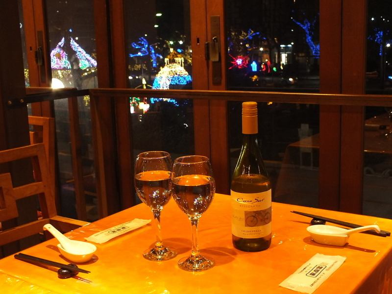 沿着和平大道前往引人注目的玻璃封闭二楼。一边欣赏窗外的风景一边用餐，可以进行愉快的交谈。从每年的11月中旬开始，您还可以欣赏到广岛梦想的夜景。