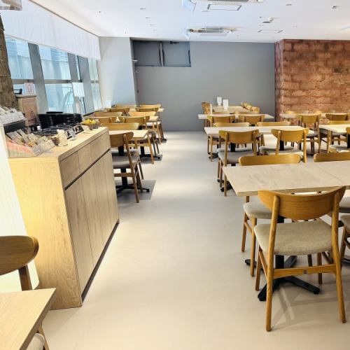 久屋大通り公園の木々を眺めながら過ごせる窓際のお席が人気があります