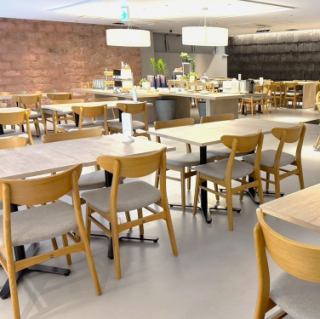 店内は見晴らしの良い広くて明るい空間。イベントやパーティー、ウェディングにおすすめの空間です