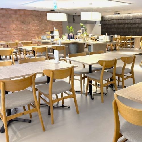 店内は見晴らしの良い広くて明るい空間。イベントやパーティー、ウェディングにおすすめの空間です