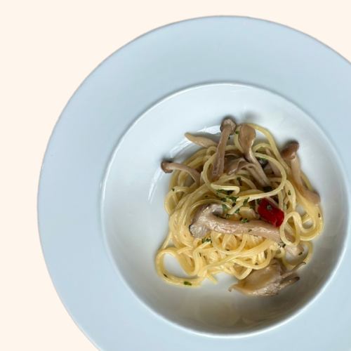 // Mushroom Peperoncino Pasta - きのこのペペロンチーノ -