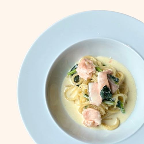 // Creamy Salmon Pasta - サーモンと小松菜のクリームソースパスタ -