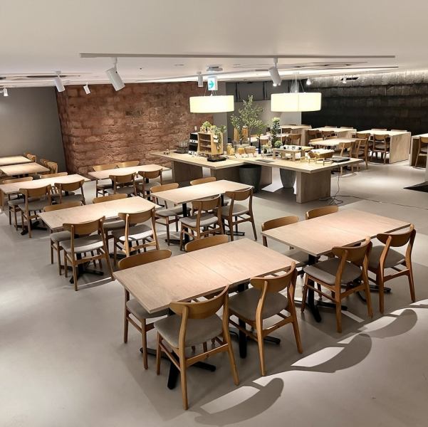 着席80名、立食パーティーは150名可能な広い空間。店内からは、久屋大通り公園の木々が広がる景観、そして広いバリアフリー空間は ゆったりと過ごす、また大人数の宴会パーティーにもおすすめです。