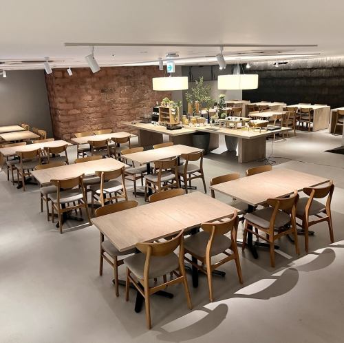 <p>着席80名、立食パーティーは150名可能な広い空間。店内からは、久屋大通り公園の木々が広がる景観、そして広いバリアフリー空間は ゆったりと過ごす、また大人数の宴会パーティーにもおすすめです。</p>