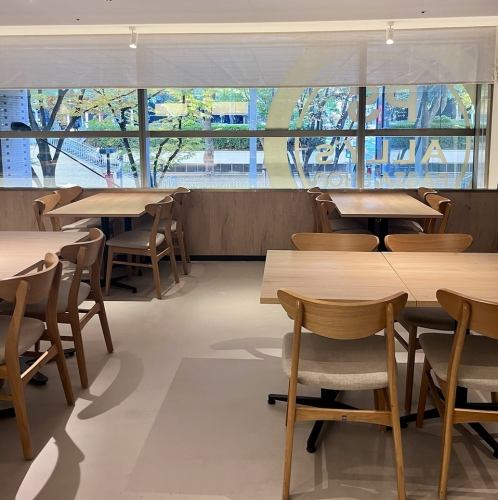 <p>久屋大通り公園の木々を眺めながら過ごせる窓際のお席が人気があります。</p>