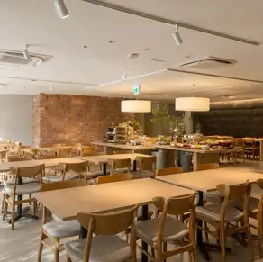 店内は見晴らしの良い広くて明るい空間。イベントやパーティー、ウェディングにおすすめの空間です