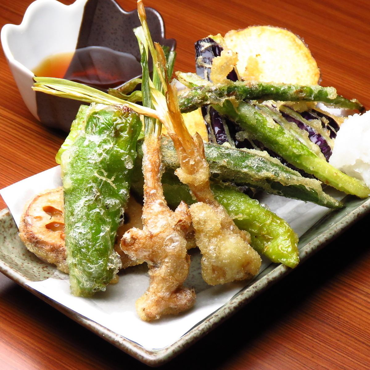 The tempura made with fresh vegetables procured at the greengrocer and the sashimi made with Toyosu fish are superb.