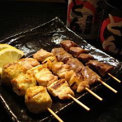 【包含3小時無限暢飲】串森套餐，共有15種菜餚，非常受想吃很多烤雞肉串和聚會的人歡迎。
