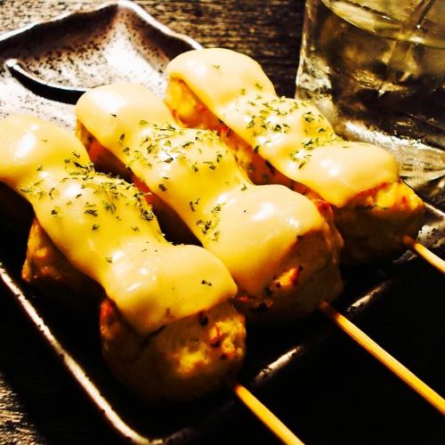 The melty, rich tsukune cheese is popular with women!