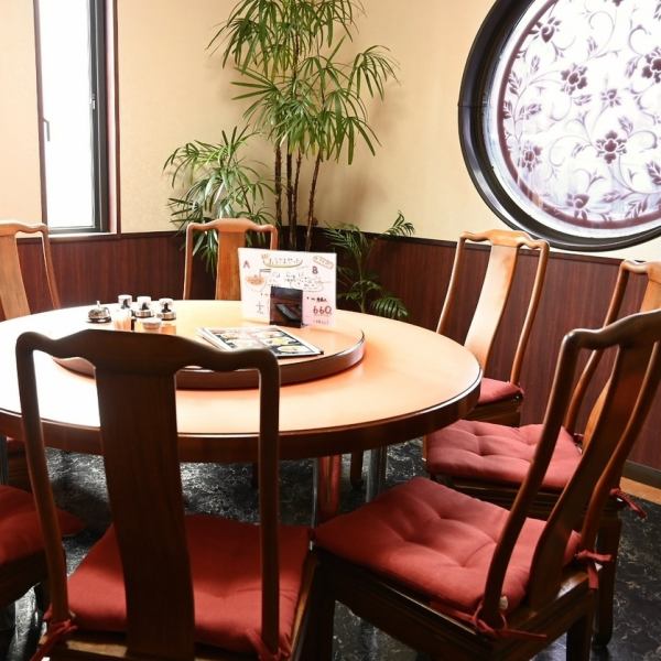 圓桌包廂可供大型聚會使用。請用於公司招待、家庭聚餐、朋友飲酒聚會、商務宴會、追思會等。我們也歡迎小團體參觀。請根據您的預算和要求諮詢我們。我們也接受飲食要求，因此請隨時告知我們。