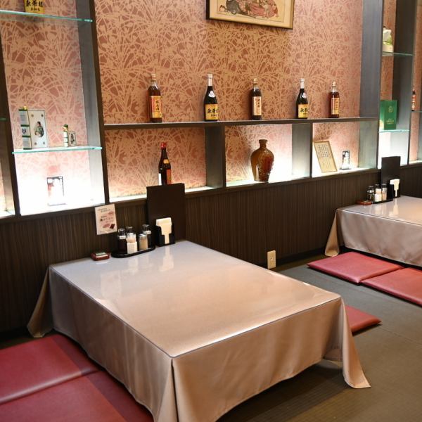 餐廳設有榻榻米座位和桌子。4人以上可依人數使用。我們也接受宴會和私人租賃。請不要猶豫，諮詢我們。另外還有吧台座位，即使是一個人來也可以放心使用。別擔心，食物很豐盛，與酒精完美搭配。