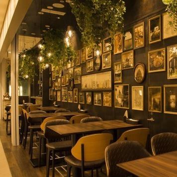DIYA東京ミッドタウン店は、インド料理店の概念を払拭するかのようなモダンで洗練された雰囲気が自慢です。都会の中にありながらも、本場のスパイスの味が楽しめるお店。目で見ても鮮やかで、多彩なスタイルのインド料理がここにあります。