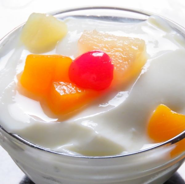 Desserts are also available! The popular almond jelly is 380 JPY (incl. tax)
