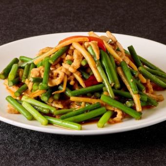 돼지고기와 마늘 싹 볶음 / 가지와 민치 볶음 각