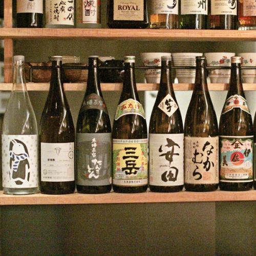 各地を巡り揃えた希少な日本酒や限定焼酎など、豊富なお酒がずらりと並ぶカウンター前。気分やお好み、お料理に合わせてあれこれ選びながらのお食事も◎ぜひおすすめを尋ねてみてください。