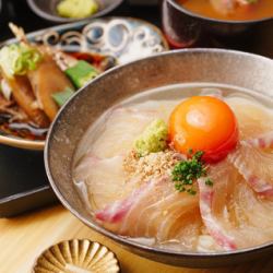 鲷鱼砂锅饭配腌制鲷鱼生鱼片、水煮生鱼片和味增汤（加高汤）