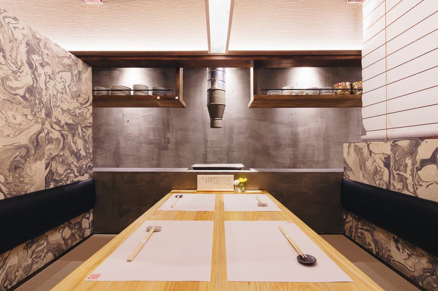 On the second floor, there are 3 private rooms for up to 4 people, 1 private room for up to 5 people, and all seats are private.Great for dining with family and friends, or for a date.Enjoy a relaxing banquet in a room with a calm Japanese atmosphere.
