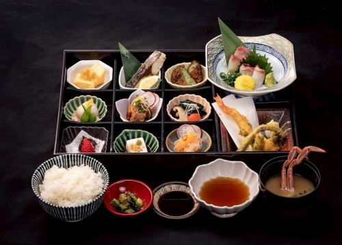 ■ 享用色彩繽紛的松戶便當盒，內含兩種魚類。