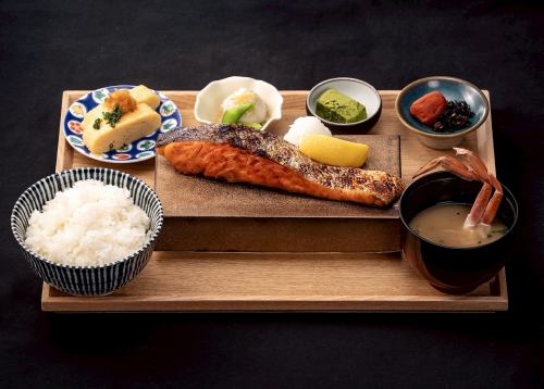 ■炭烤厚切銀鮭魚套餐