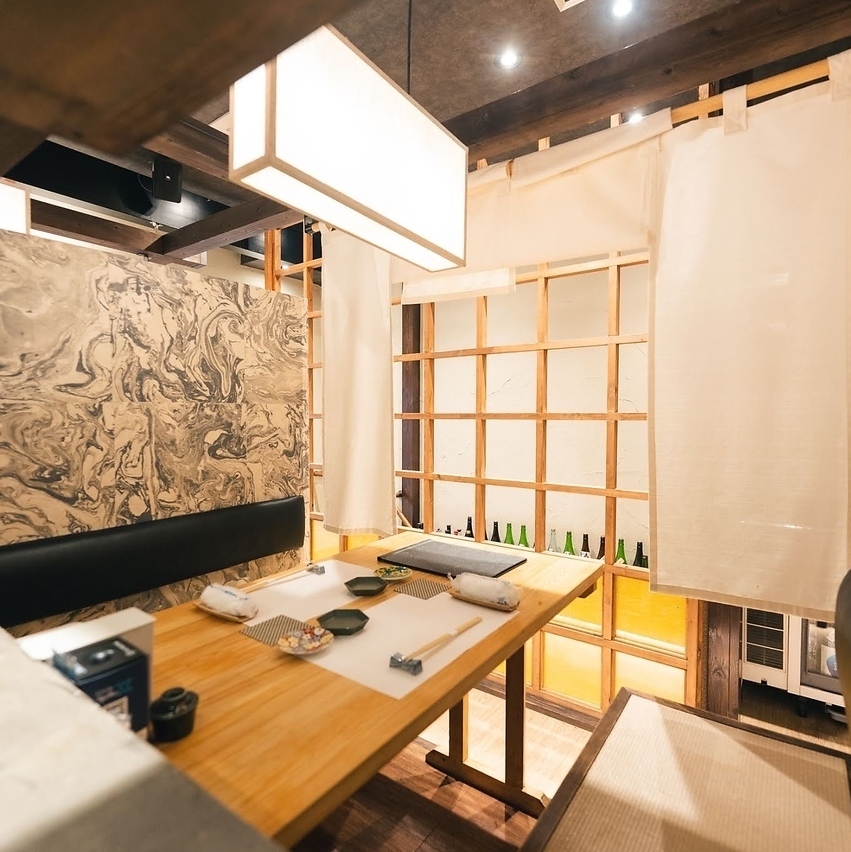 落着いた雰囲気で寛げる店内。二階は全室個室です。