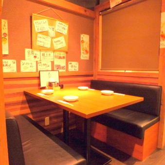[Semi-private table seats] We have semi-private table seats available for 2 to 5 people. Please use them for dates or various small banquets.