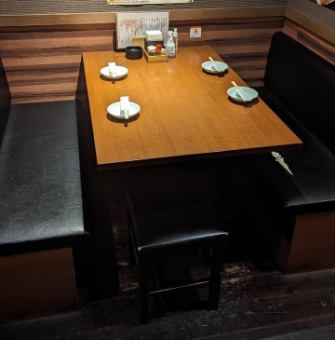 [Semi-private table seats] We have semi-private table seats available for 2 to 5 people. Please use them for dates or various small banquets.