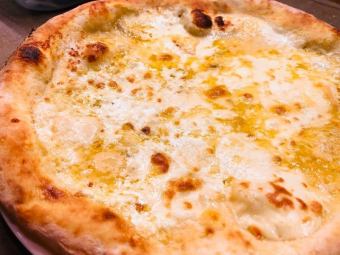 クアトロフォルマッジョ　４種類のチーズのピッツァ