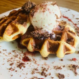 チェリーコンポートとバニラアイスのワッフル。チョコとプラリネクリームを添えて。
