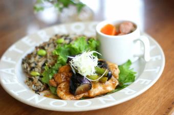히지키와 완두콩 볶음밥과 닭고기와 튀김의 달콤한 식초 팥판