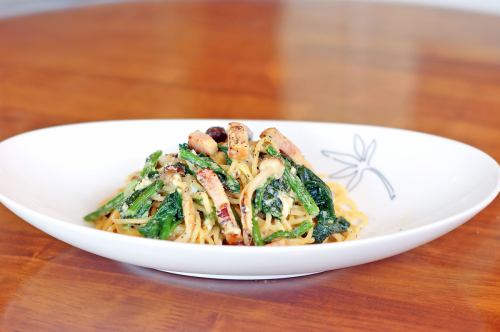 Japanese-style carbonara with diced bacon and spinach