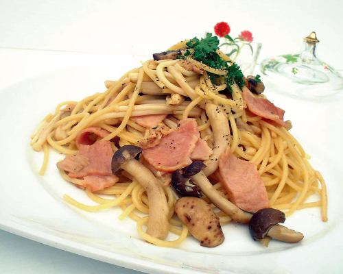 Japanese-style soy sauce pasta with tuna and mushrooms