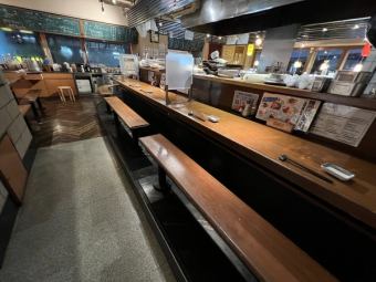 16 counter seats are available in front of the open kitchen.